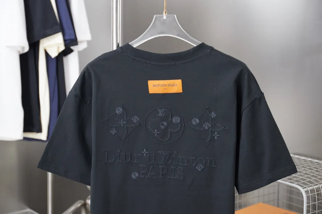 🅿️180 1V 25SS early spring new style embroidered LV letter short sleeves light luxury essential item for daily commuting for men and women Correct version Welcome to compare Detailed features · 320g 100% pure cotton double yarn jersey fabric · Special thickened 32 pieces of double-strand 1X1 thread in the same vat · Imported Tajima machine hollow show embroidered LV letter technology · Double needle stitching and cross-stitch technology · Original main mark, washable tag, brand moisture-proof paper packaging Color: black/white Size: S/M/L/XL